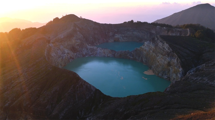 Kelimutu tree Color Lake - Flores